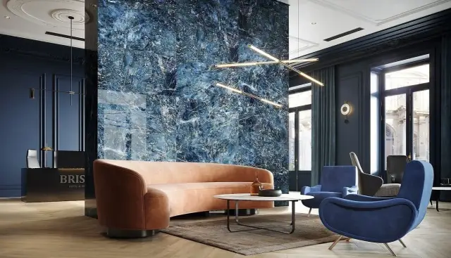 Czym łączyć granatową ścianę w salonie, aby stworzyć eleganckie wnętrze