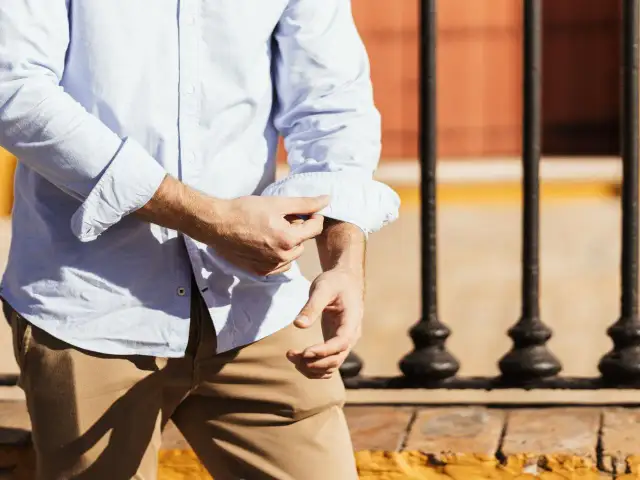 Jak zawinąć rękawy w koszuli, aby wyglądać stylowo i schludnie