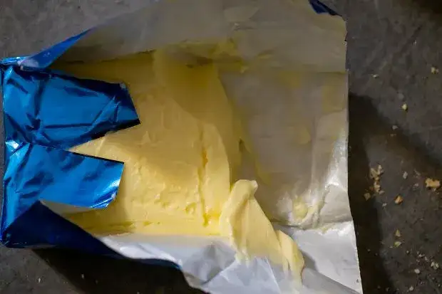 Masło w zamrażarce: Jak długo przechowywać, by zachować smak?