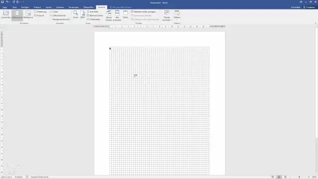 Widok dokumentu Word z włączoną siatką i linijkami.