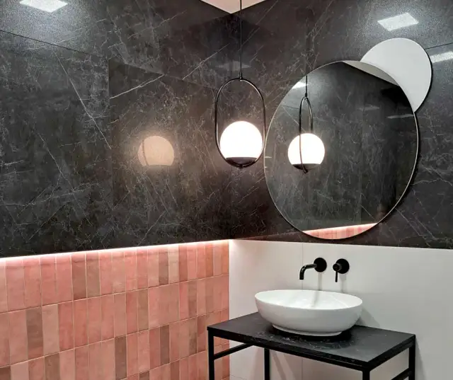 Jak urządzić małą łazienkę w bloku bez okna, by nie czuć claustrofobii?