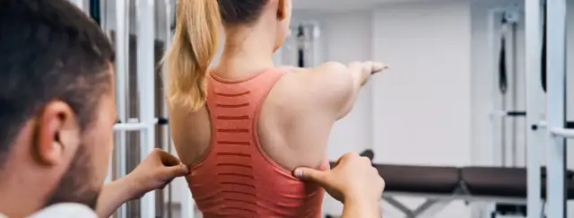 Skolioza: bezpieczne ćwiczenia, zakazane ruchy i rola fizjoterapeuty