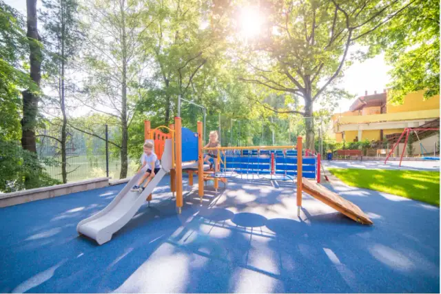 Jak wygląda plac zabaw? Odkryj jego elementy i funkcje dla dzieci