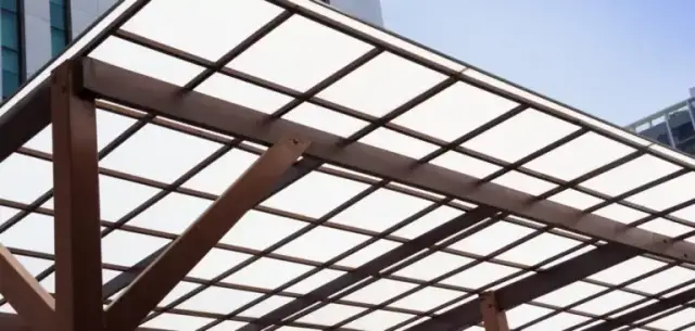 Poliwęglan mleczny czy dymiony - który wybór zapewni lepszą ochronę?