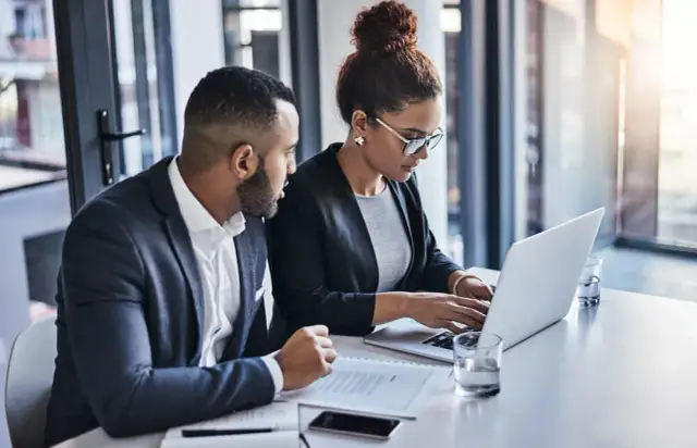 Adwokat vs Radca Prawny: Kluczowe Różnice i Kiedy Wybrać Którego