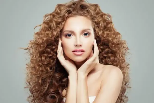 Najlepsze fryzury dla kręconych włosów: stylizacje i porady