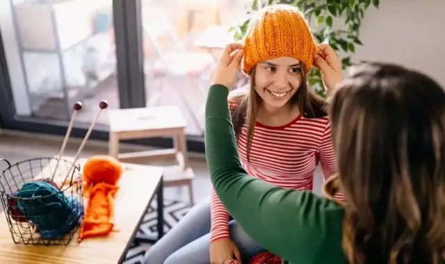 Jak zrobić czapkę dla dziecka na drutach krok po kroku bez błędów
