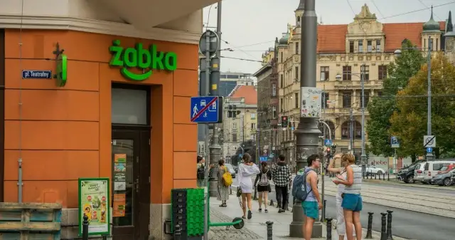 Mojito w Żabce: Gdzie kupić orzeźwiający napój bezalkoholowy?