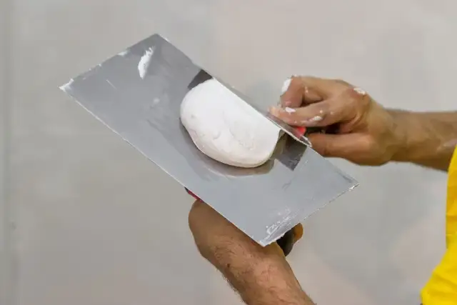 Ile gładzi na 100m2? Oblicz dokładnie, aby uniknąć strat materiału