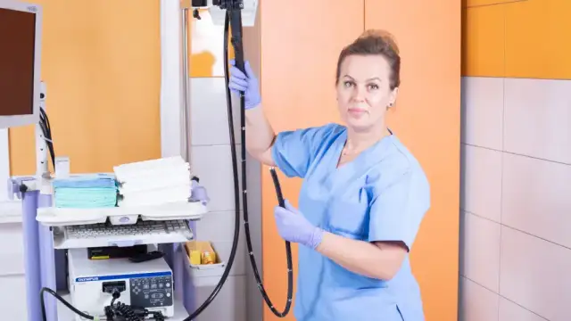 Kolonoskopia: Gastroenterolog czy proktolog? Kogo wybrać?