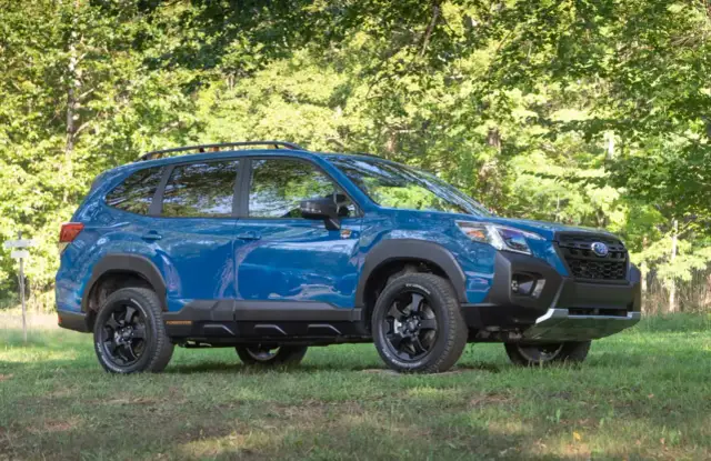 Jaki SUV w teren wybrać, aby nie utknąć w trudnych warunkach?