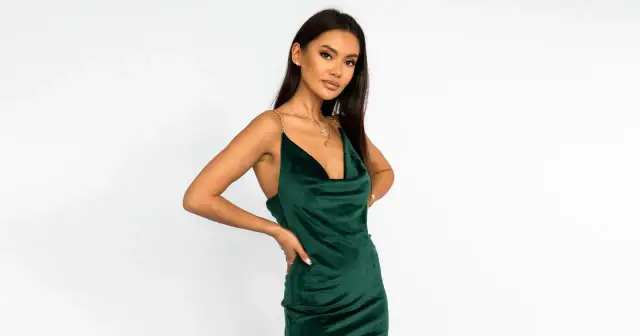 Biżuteria do zielonej sukienki na wesele uniknij modowej wpadki