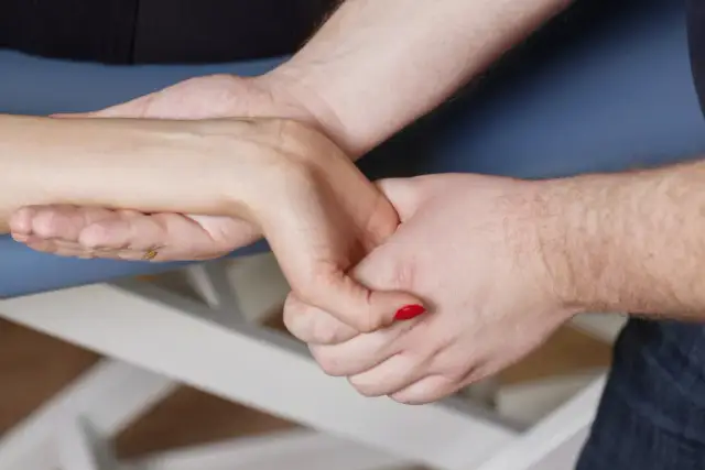 Rehabilitacja po cieśni nadgarstka: Pełny plan od 1. dnia do sprawności