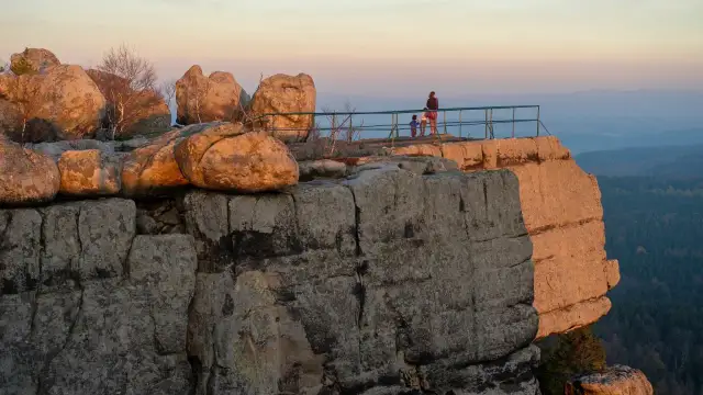 Góry Stołowe, to góry płytowe, z płaskimi szczytami i stromymi zboczami. Widok na skalne miasto o zachodzie słońca.