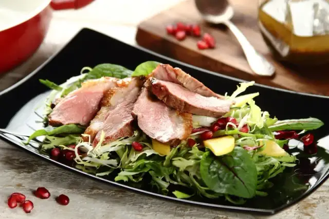 Jaką sałatkę do kaczki wybrać, aby zachwycić smakiem?