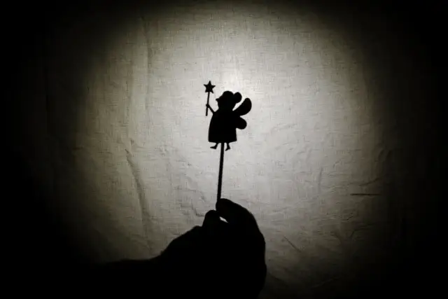 Na czym polega teatr cieni? Odkryj fascynujący świat cieni i opowieści