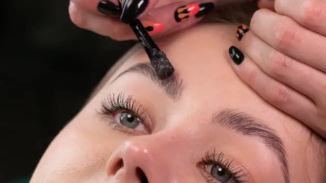 Henna pudrowa co to jest? Odkryj sekrety trwałych, pięknych brwi