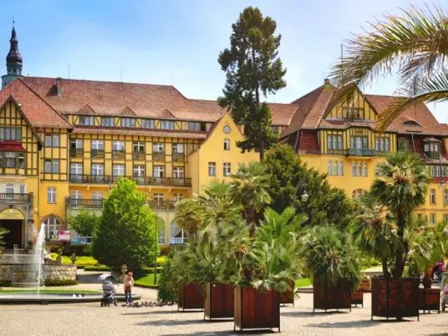 Sanatorium Wojskowe Kudowa-Zdrój: Przewodnik dla seniora. NFZ czy prywatnie?