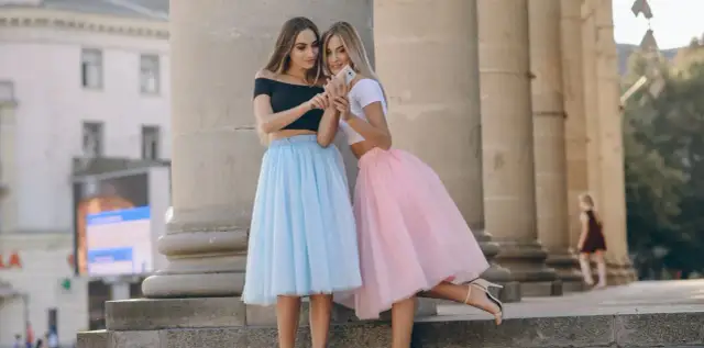 Co do tiulowej spódnicy na wesele - stylizacje, które zachwycą