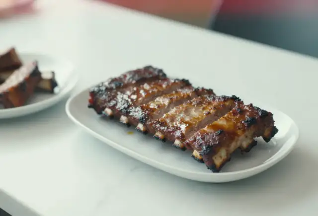 Pyszne żeberka w sosie barbecue, idealne na letni grill.