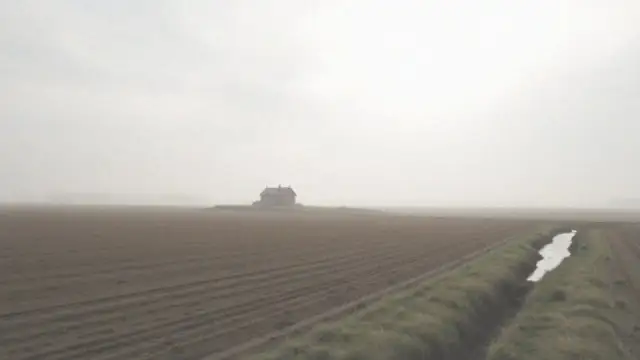 W jakiej odległości od budynków mieszkalnych można wylewać gnojowicę, aby uniknąć problemów?