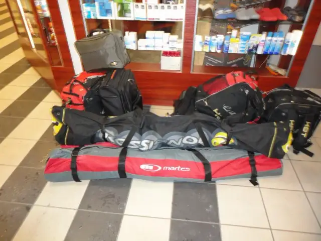 Jak spakować buty i narty do samolotu, aby uniknąć uszkodzeń i kosztów