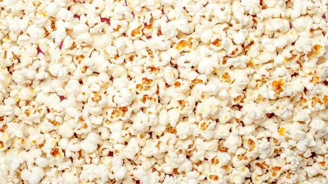 Czy popcorn tuczy? Jak jeść go zdrowo i bez wyrzutów sumienia