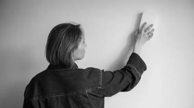 Jak przygotować tapetę do malowania: uniknij najczęstszych błędów