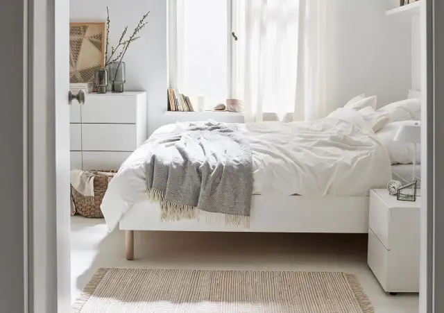 Biała sypialnia: Jakie dodatki? Ociepl ją i nadaj charakteru!