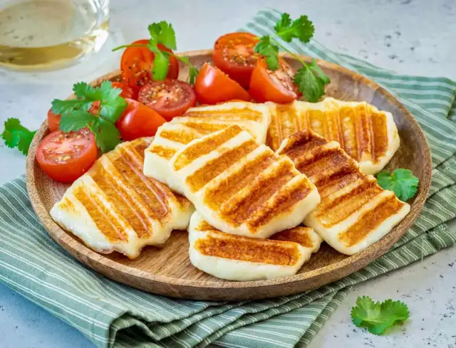 Jak grillować ser halloumi na patelni, aby uzyskać idealną chrupkość