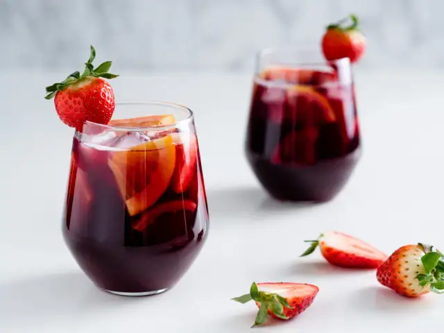 Najlepsze drinki z czerwonym winem, które zaskoczą Twoich gości