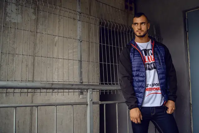 Co ubrać do granatowej kurtki, aby zawsze wyglądać stylowo?