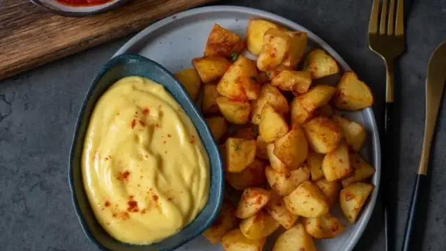 Co można zjeść z sosem czosnkowym? 10 pysznych propozycji na dania