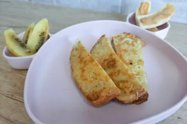 Chleb w jajku dla niemowlaka: Od kiedy i jak bezpiecznie podać?