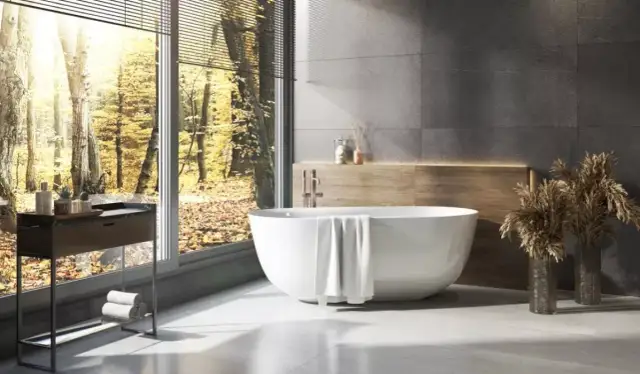 Co powiesić w oknie łazienki, aby zyskać styl i prywatność