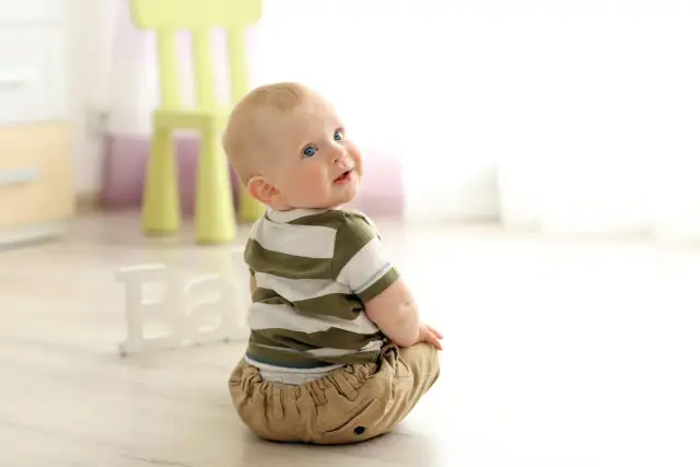 Kiedy dziecko siada samodzielnie? Odkryj kluczowe etapy rozwoju