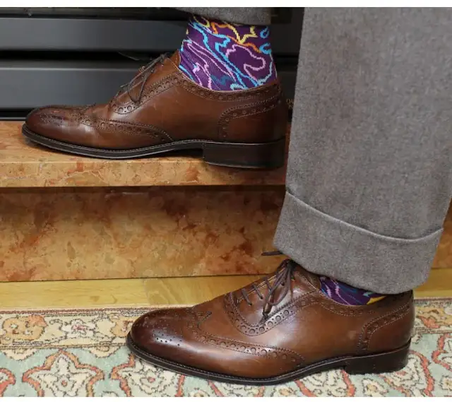 Jakie skarpetki do brązowych butów? Oto kolory, które musisz znać