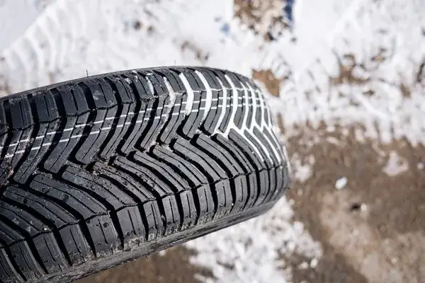 Royal Black opony – co to za firma i dlaczego warto je znać?