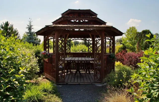 Czym pokryć altanę ogrodową? Najlepsze materiały i ich wady