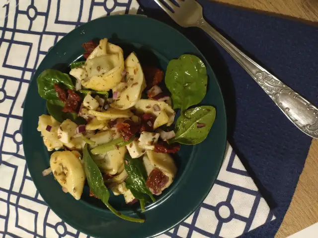 Najlepsze dodatki do tortellini z pomidorami i mozzarellą, które zachwycą