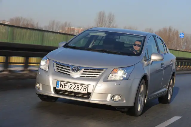Jakie żarówki do Toyoty Avensis T27? Kompletny przegląd oświetlenia