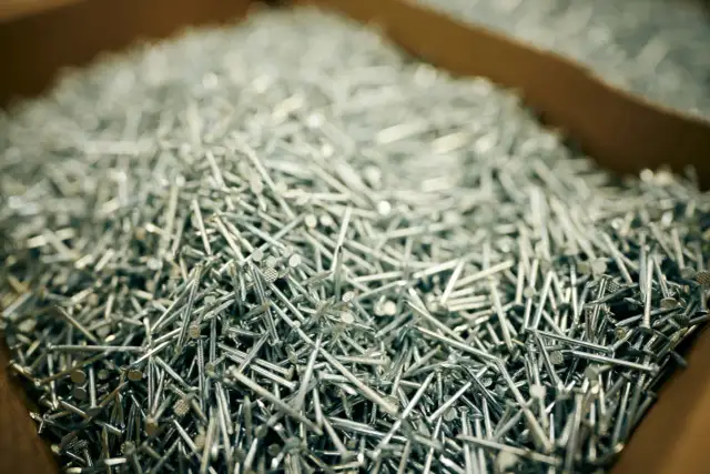 Jakie gwoździe do deskowania dachu zapewnią trwałość i stabilność?