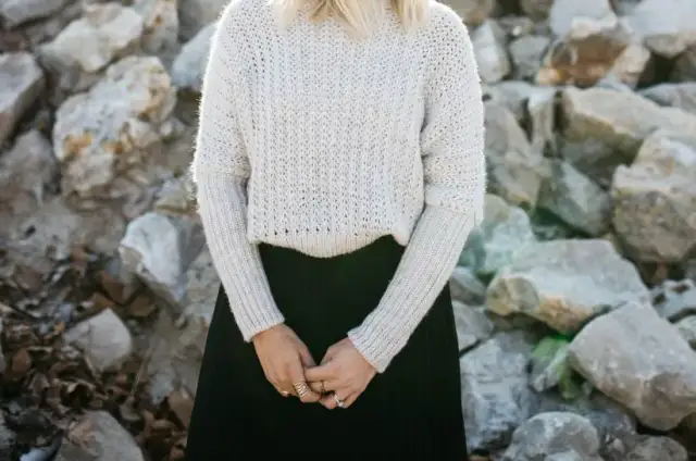 Co ubrać do obcisłej spódniczki, by wyglądać stylowo i czuć się pewnie