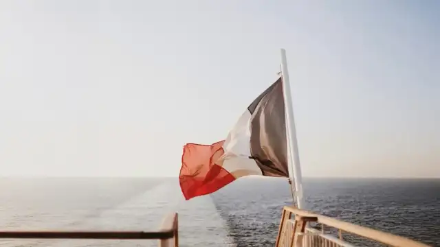 Ile płynie prom z Calais do Dover? Sprawdź czas przeprawy!