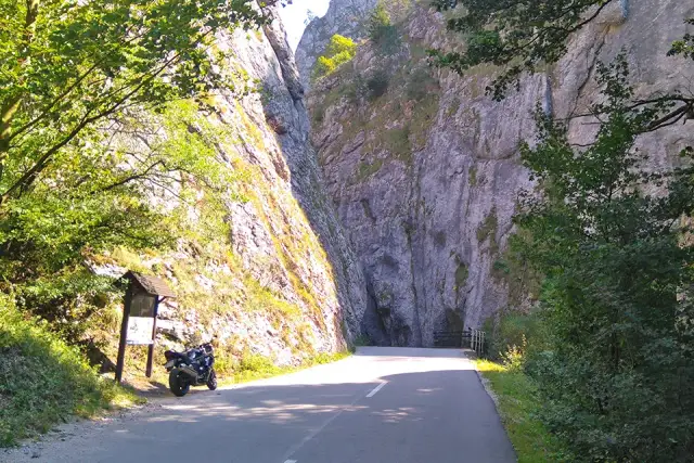 Niezapomniane trasy motocyklowe w Słowacji – odkryj piękno dróg