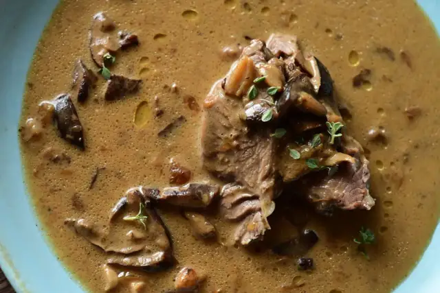 Z czym sos grzybowy? Odkryj idealne połączenia do potraw