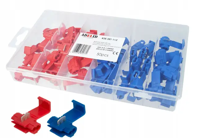 Pudełko z czerwonymi i niebieskimi złączkami elektrycznymi do kabli.