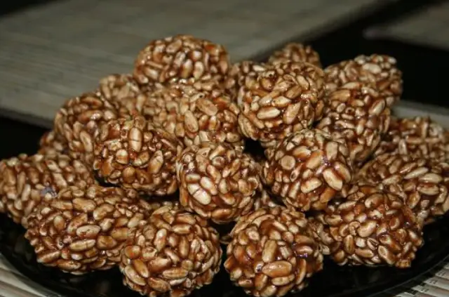 Ryż preparowany: Jak powstaje? Tajemnice chrupkiej przekąski