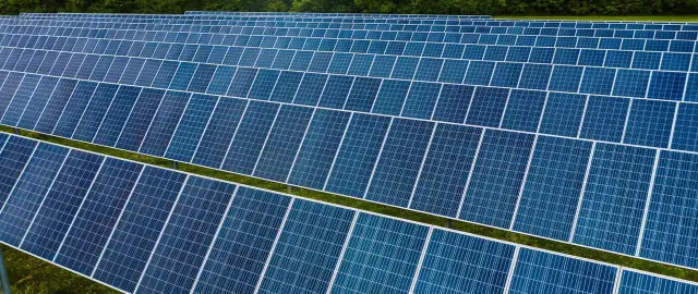 Fotowoltaika dla wspólnot: Oszczędności, Grant na OZE i prosument lokatorski