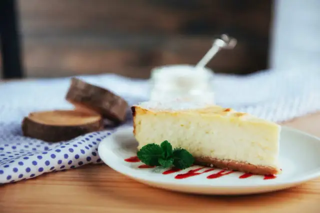 Wodnisty sernik? Poznaj 5 przyczyn i uratuj swój wypiek!